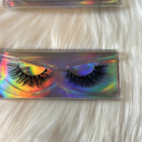 False lashes & Lash Glue Bundle - Picture 2 of 4